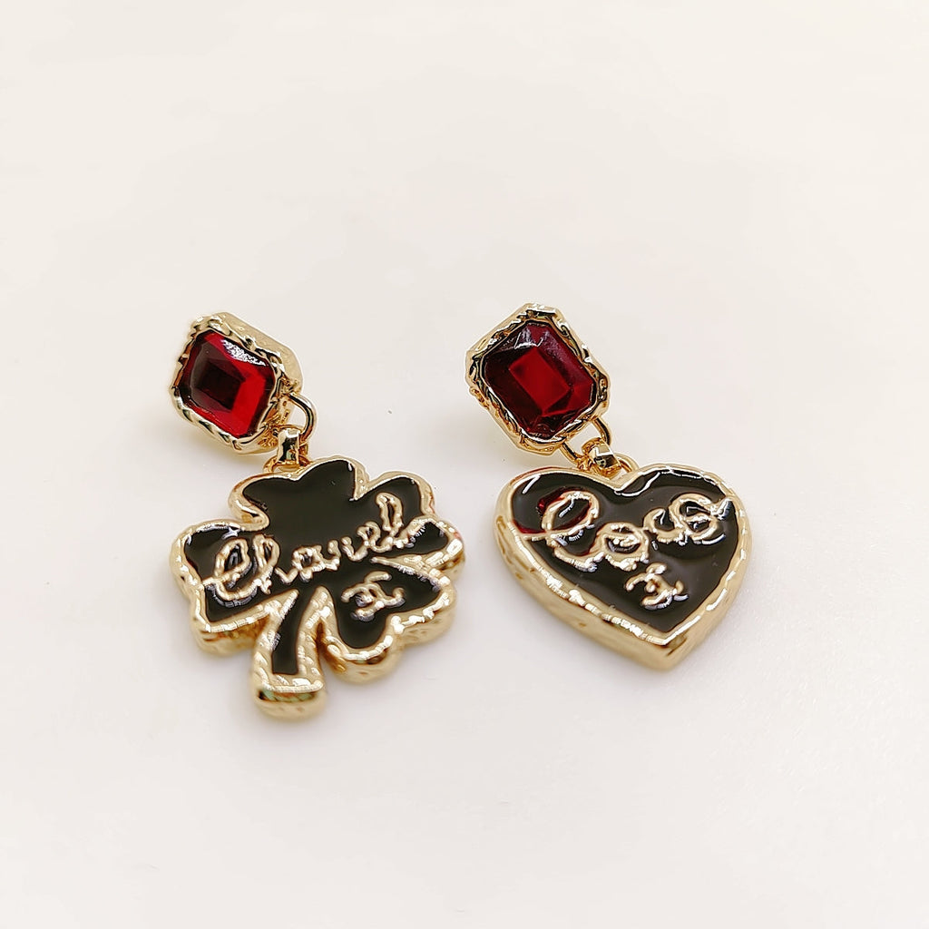 Chanel Heart 18K Gold Earrings product image 1, provided for visual reference and product detail review