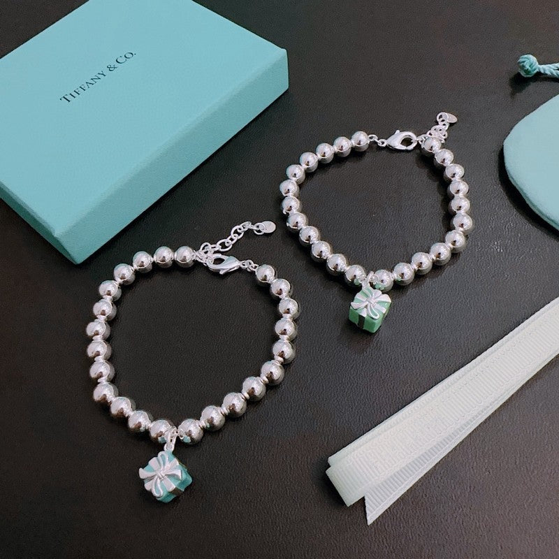 Tiffany Return to Blue Gift Box 18K Gold Bracelet product image 3, provided for visual reference and product detail review