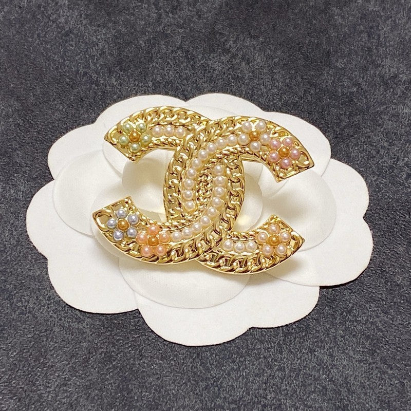 Chanel Pearl Gold 18K Gold Brooch product image 1, provided for visual reference and product detail review