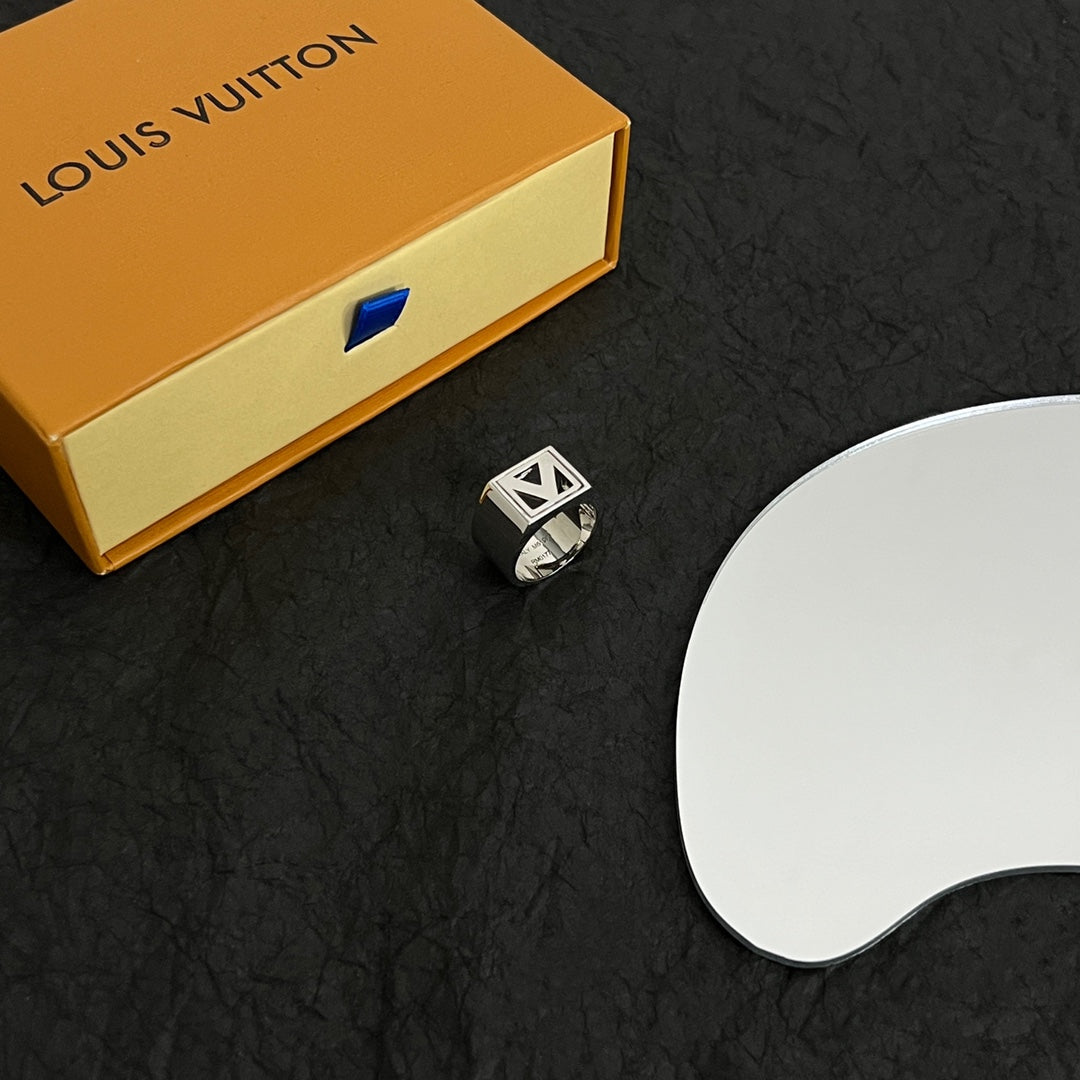 Louis Vuitton Vintage 18K Gold Ring product image 2, provided for visual reference and product detail review