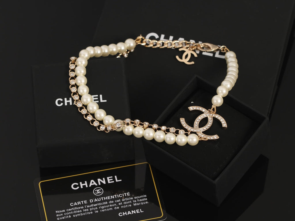 Chanel Pearls 18K Gold Necklace product image 2, provided for visual reference and product detail review