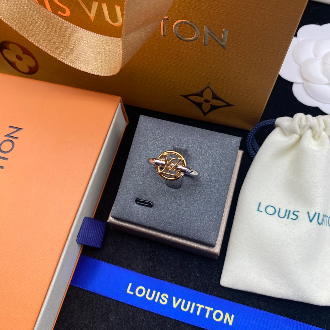 Louis Vuitton Vintage 18K Gold Ring product image 3, provided for visual reference and product detail review
