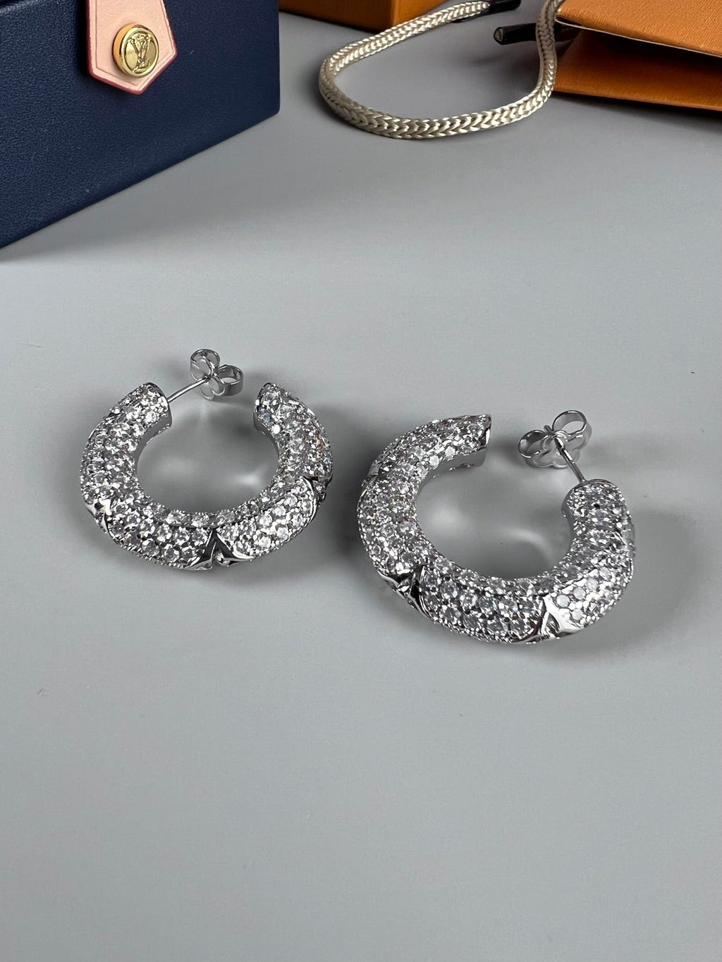 Louis Vuitton Circle Diamonds 18K Gold Earrings product image 8, provided for visual reference and product detail review