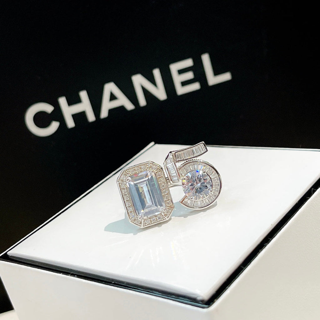 Chanel No.5 Diamonds 18K Gold Ring product image 3, provided for visual reference and product detail review