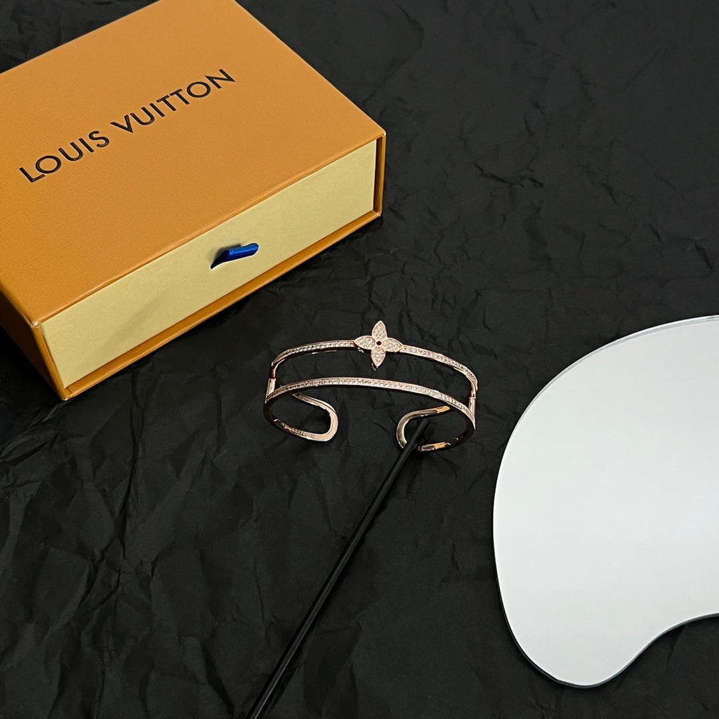 Louis Vuitton Idylle Blossom Two-Row 18K Gold Bracelet product image 3, provided for visual reference and product detail