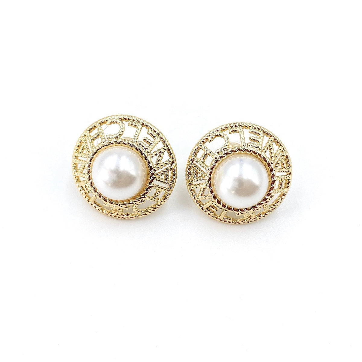 Chanel Pearl Round 18K Gold Earrings product image 1, provided for visual reference and product detail review
