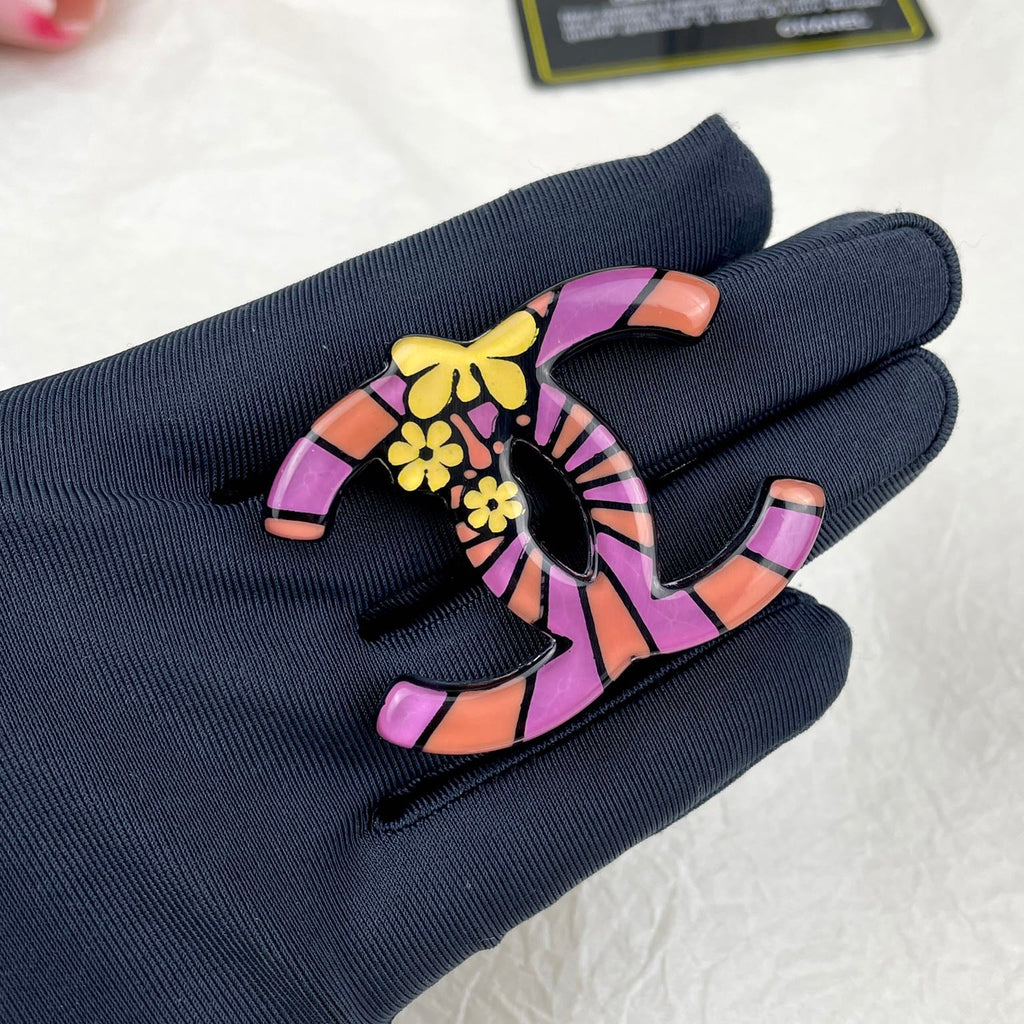 Chanel Pink Resin 18K Gold Brooch product image 1, provided for visual reference and product detail review