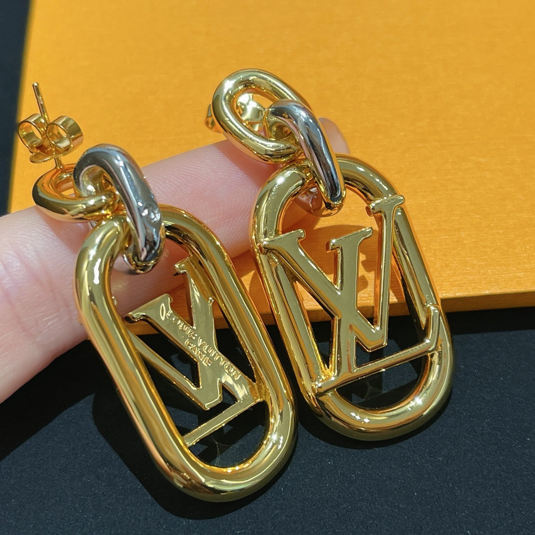 Louis Vuitton My Everyday Chain 18K Gold Earrings product image 2, provided for visual reference and product detail review