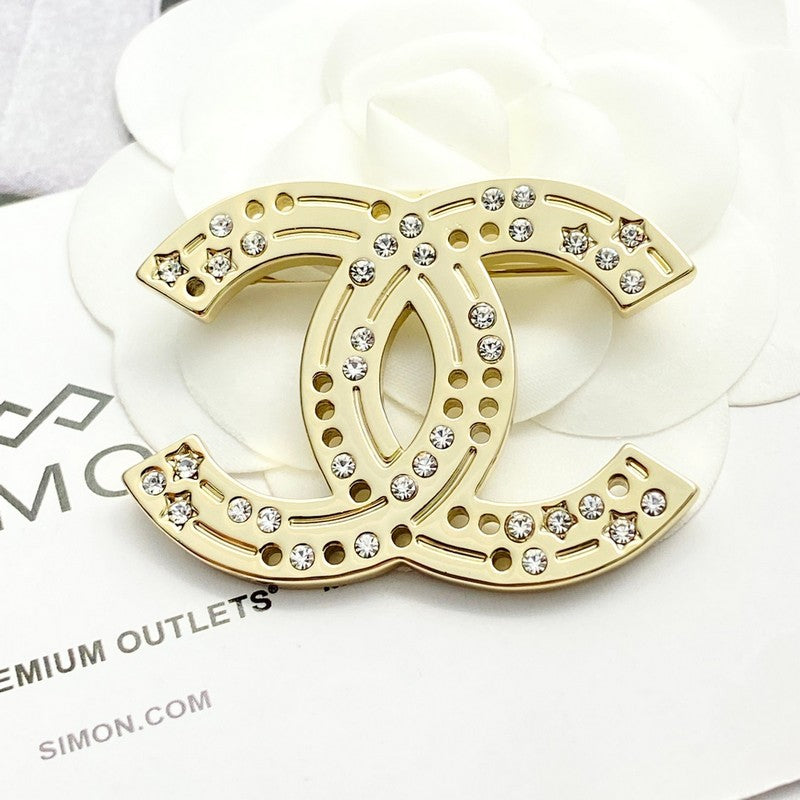 Chanel 24A Diamond Gold 18K Gold Brooch product image 1, provided for visual reference and product detail review