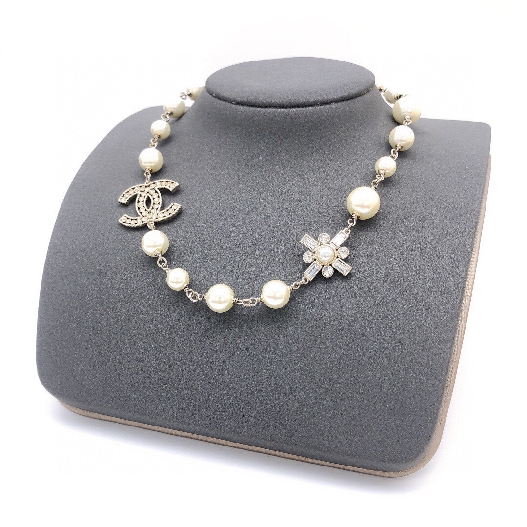 Chanel Flower Pearls Chain 18K Gold Necklace product image 1, provided for visual reference and product detail review