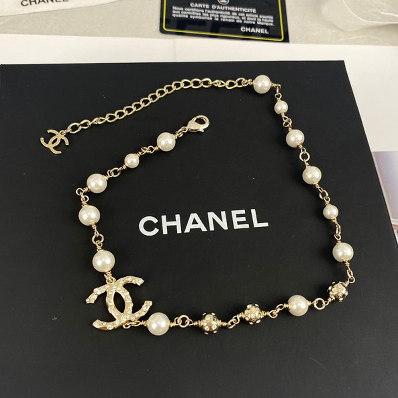 Chanel White Pearls 18K Gold Necklace product image 1, provided for visual reference and product detail review