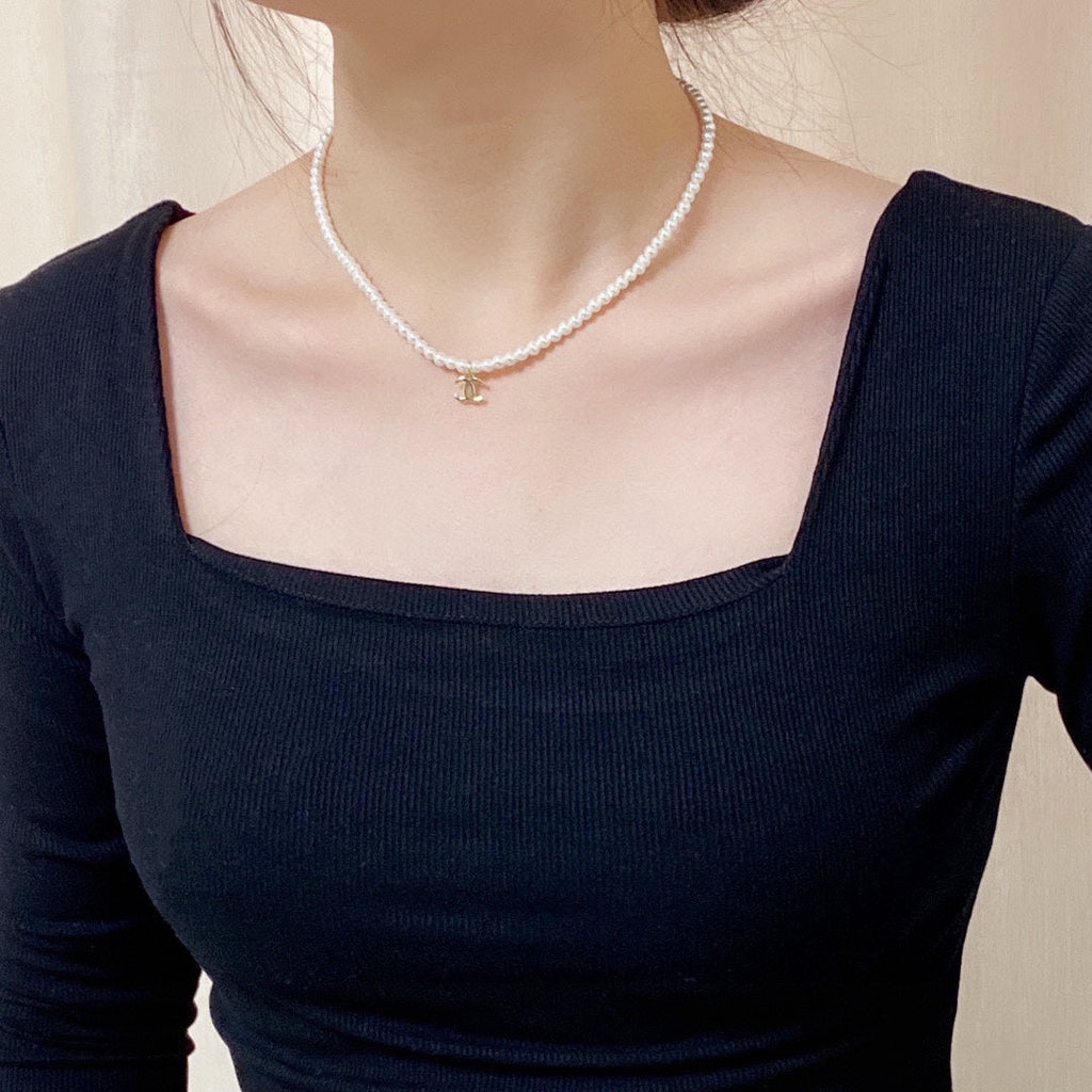 Chanel Pearls Choker 18K Gold Necklace product image 4, provided for visual reference and product detail review