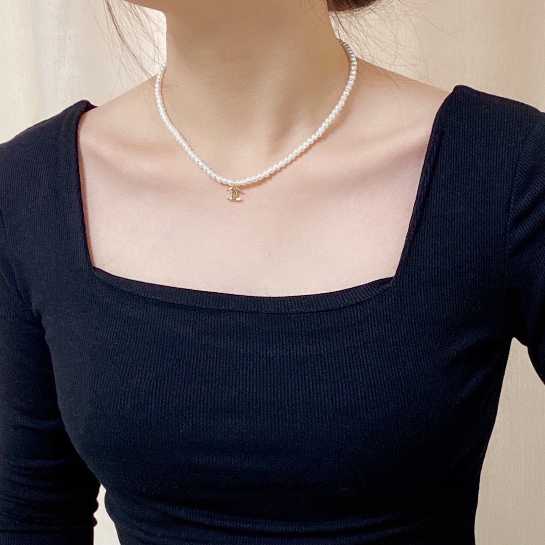 Chanel Pearls Choker 18K Gold Necklace product image 4, provided for visual reference and product detail review