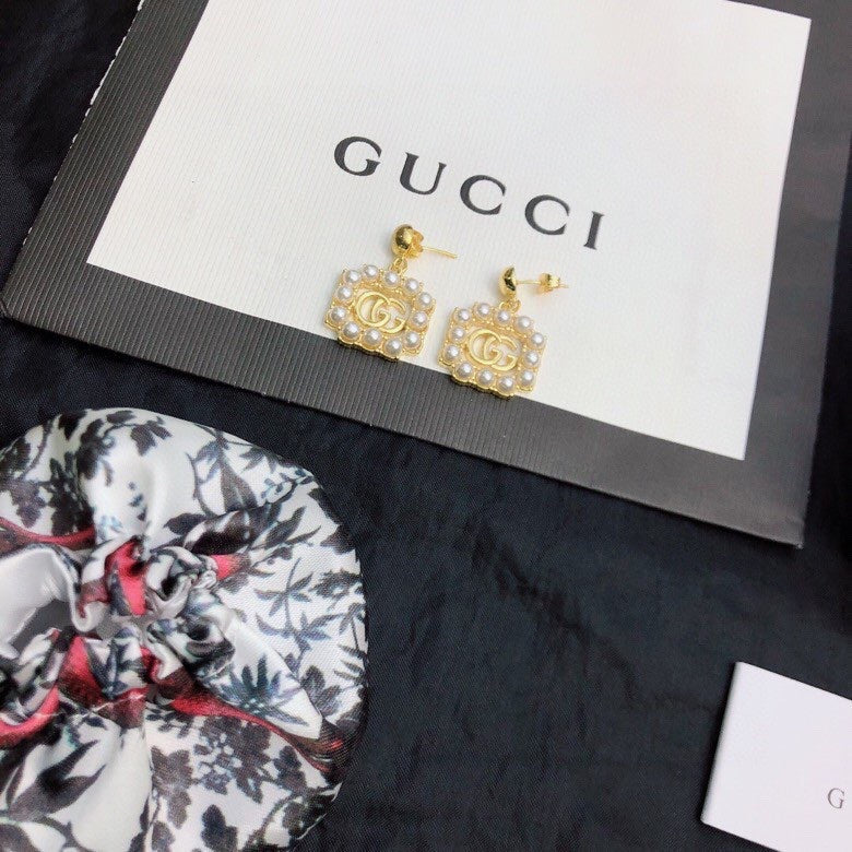 Gucci Double Square Pearls 18K Gold Earrings product image 7, provided for visual reference and product detail review