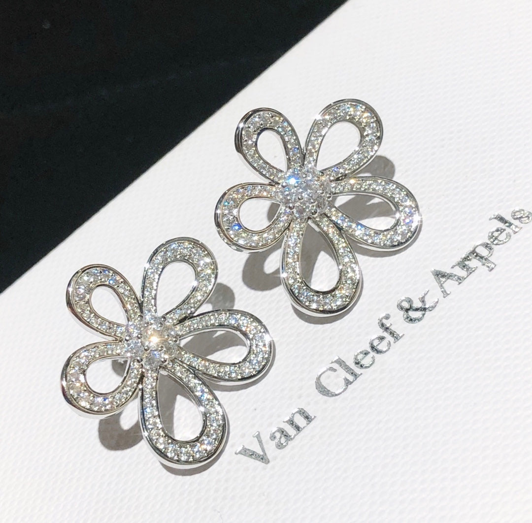 Flowerlace 18K Gold Earrings product image 2, provided for visual reference and product detail review