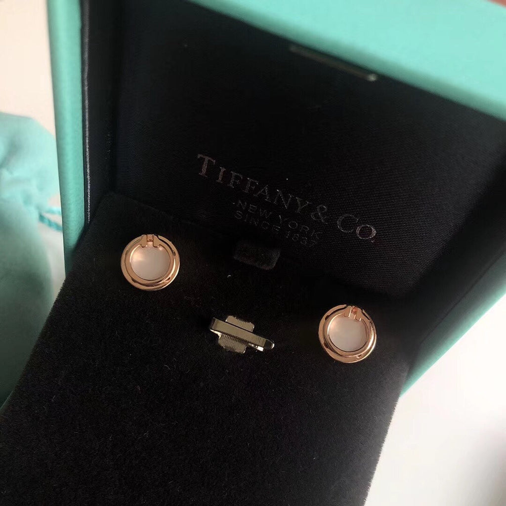 Tiffany Mother-Of-Pearl Circle 18K Gold Earrings product image 9, provided for visual reference and product detail review