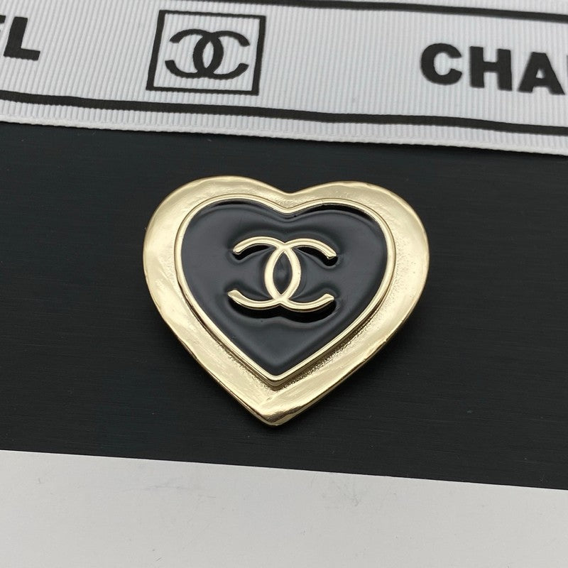 Chanel Black Heart Gold 18K Gold Brooch product image 1, provided for visual reference and product detail review