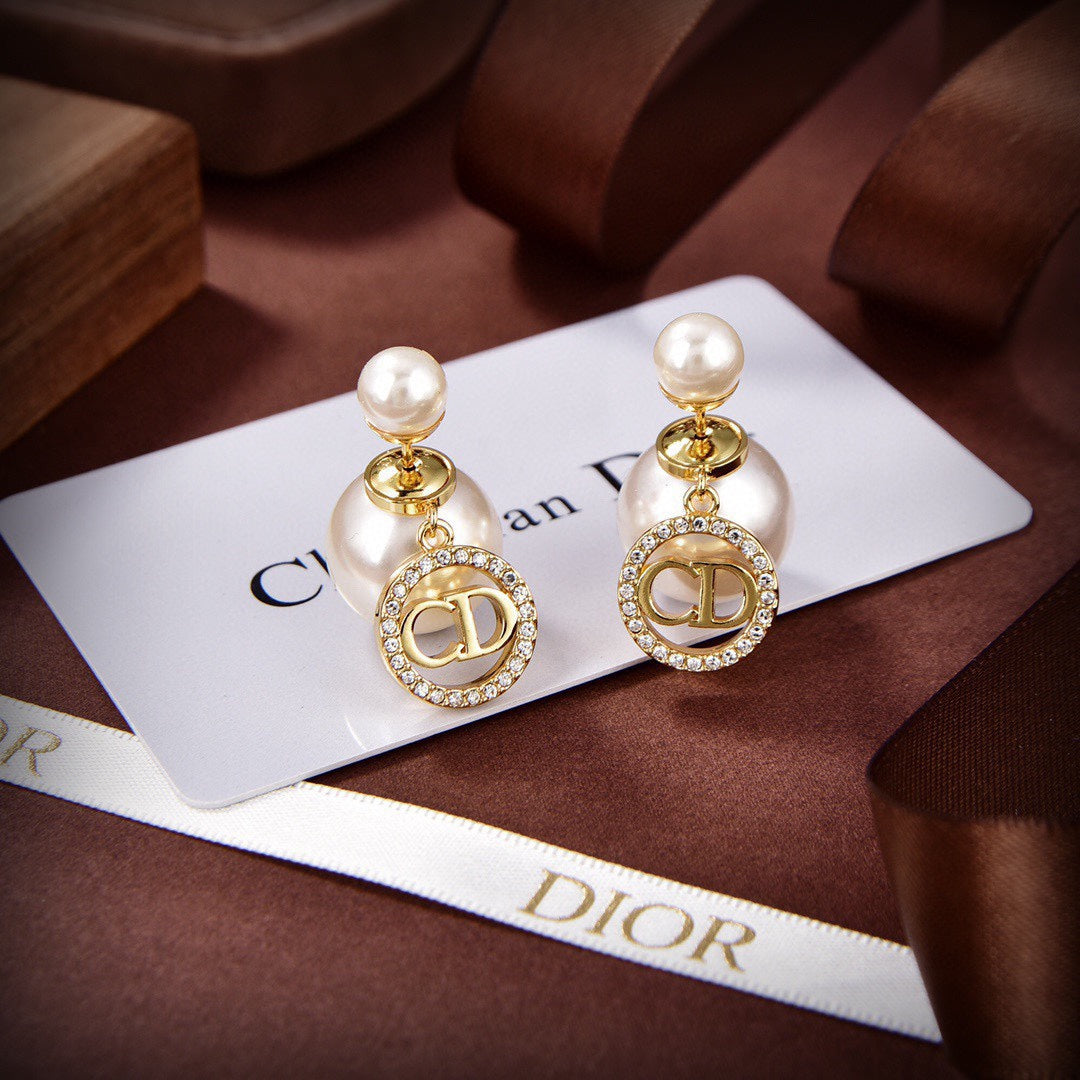 Dior Tribales Pearl 18K Gold Earrings product image 4, provided for visual reference and product detail review