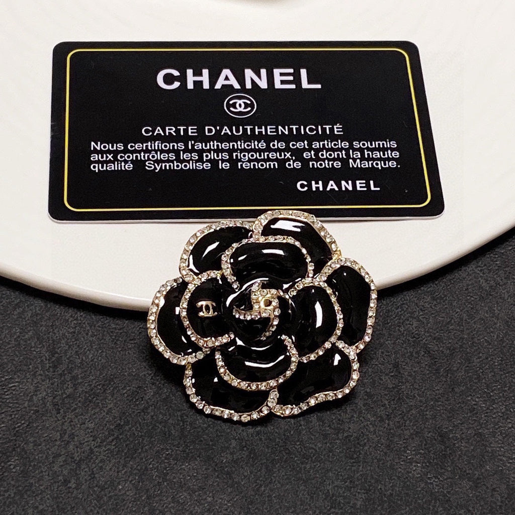 Chanel Black Flower 18K Gold Brooch product image 1, provided for visual reference and product detail review