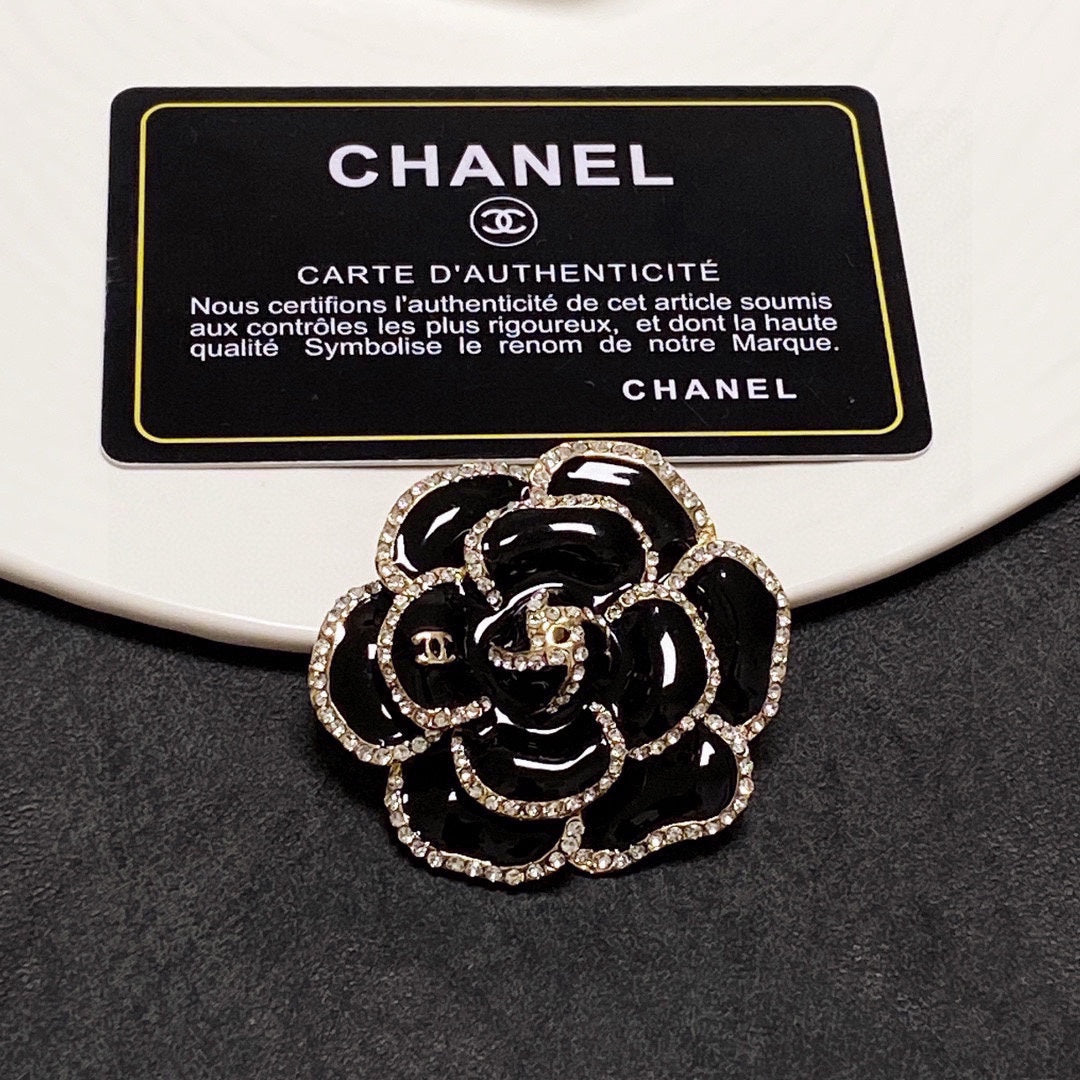 Chanel Black Flower 18K Gold Brooch product image 1, provided for visual reference and product detail review