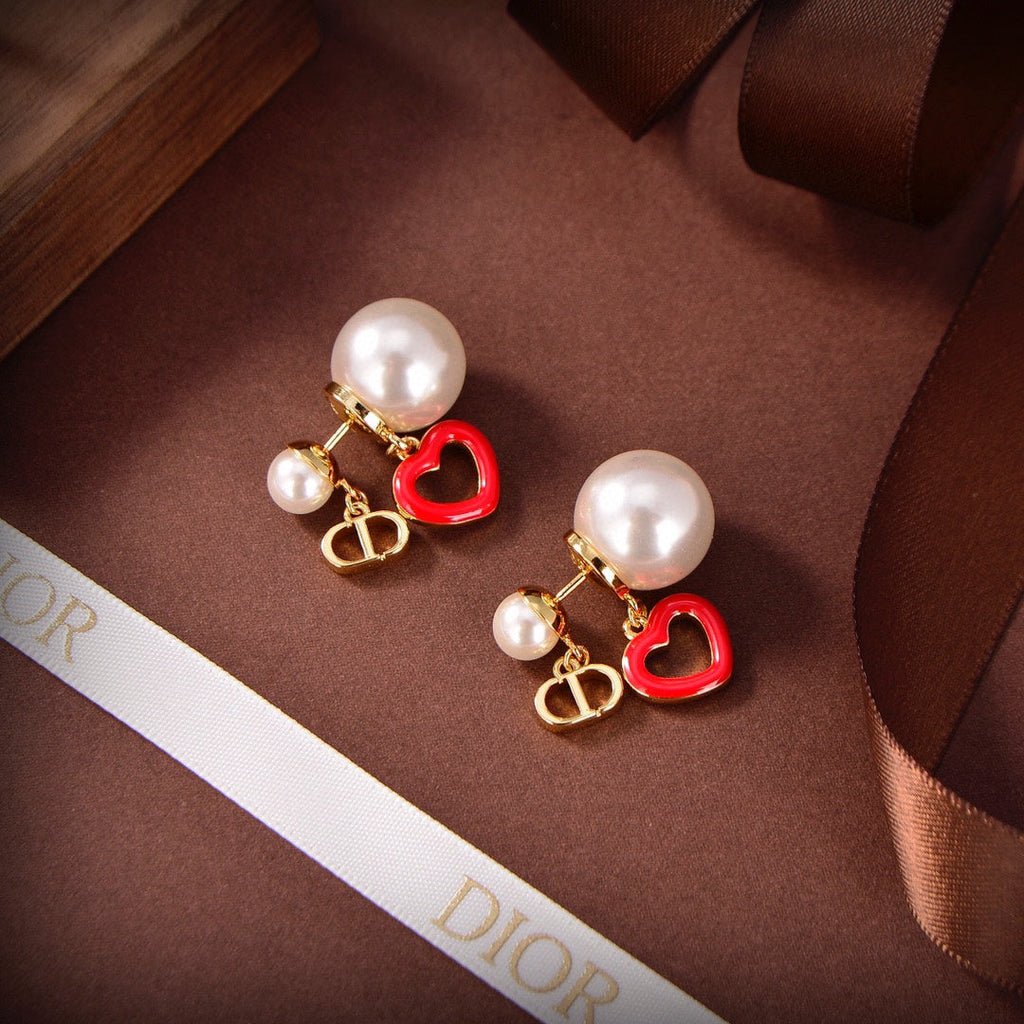 Dior Heart Valentine 18K Gold Earrings product image 7, provided for visual reference and product detail review