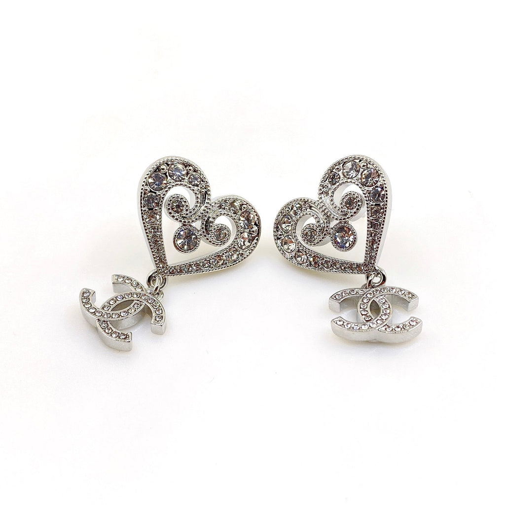 Chanel Heart Diamond 18K Gold Earrings product image 1, provided for visual reference and product detail review