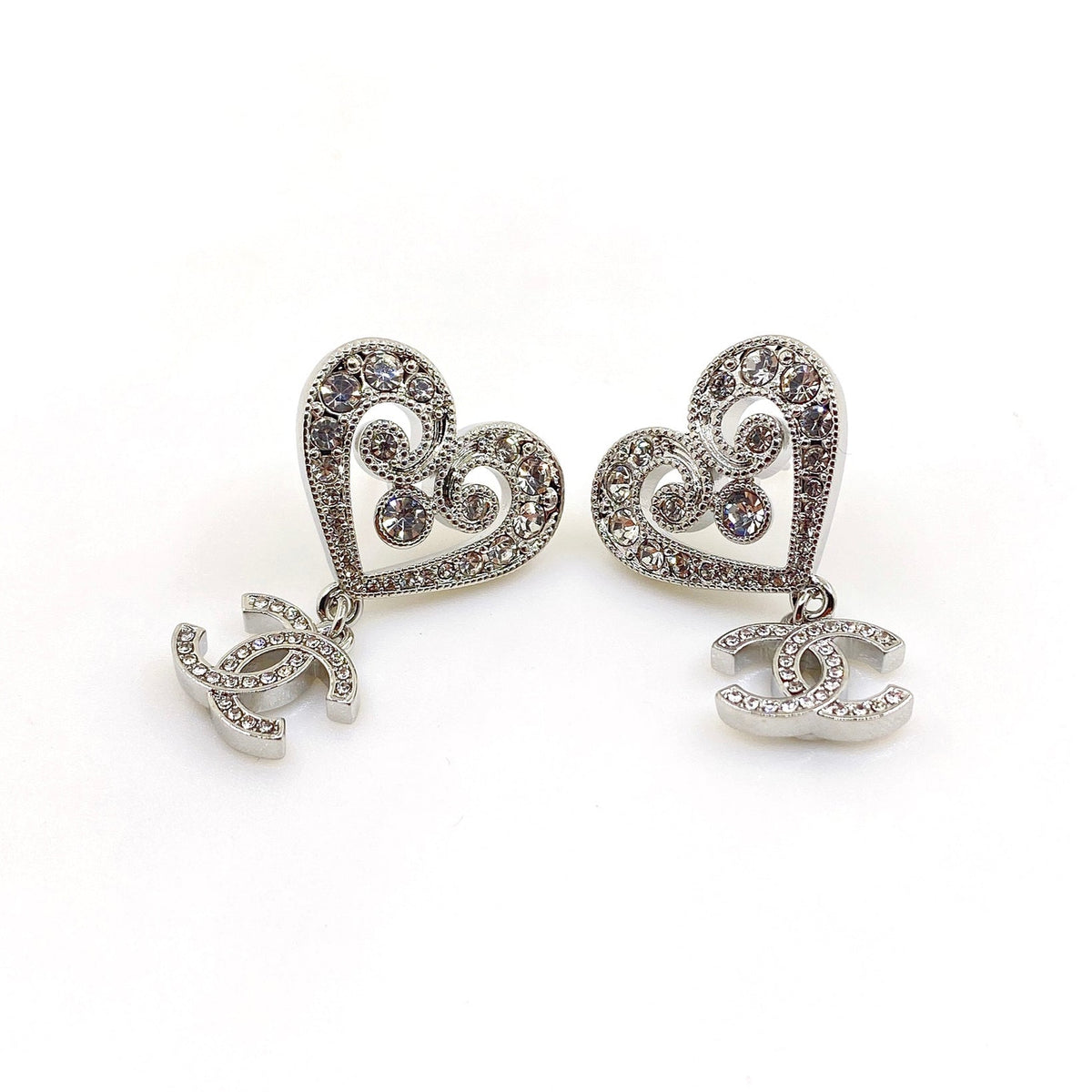Chanel Heart Diamond 18K Gold Earrings product image 1, provided for visual reference and product detail review