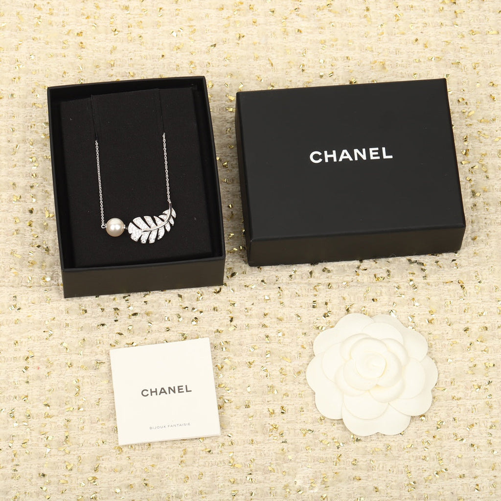 Chanel Plume De 18K Gold Necklace product image 4, provided for visual reference and product detail review