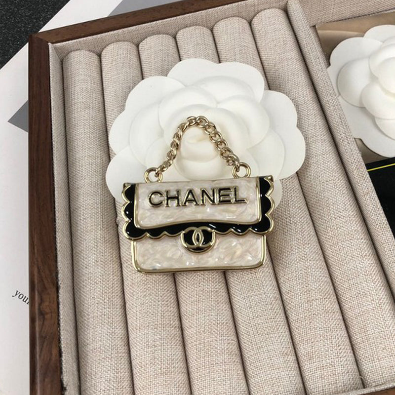 Chanel White Bag 18K Gold Brooch product image 2, provided for visual reference and product detail review