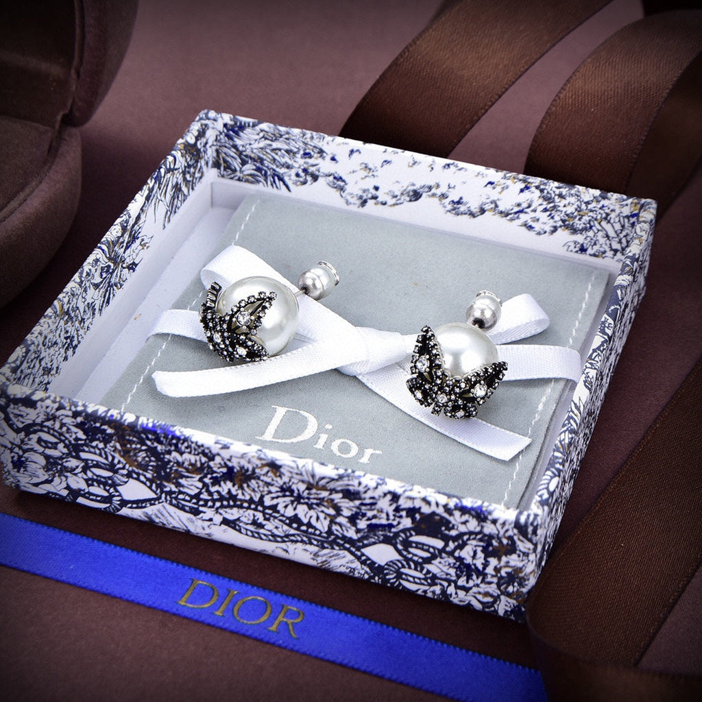 Dior Tribales Butterfly 18K Gold Earrings product image 4, provided for visual reference and product detail review