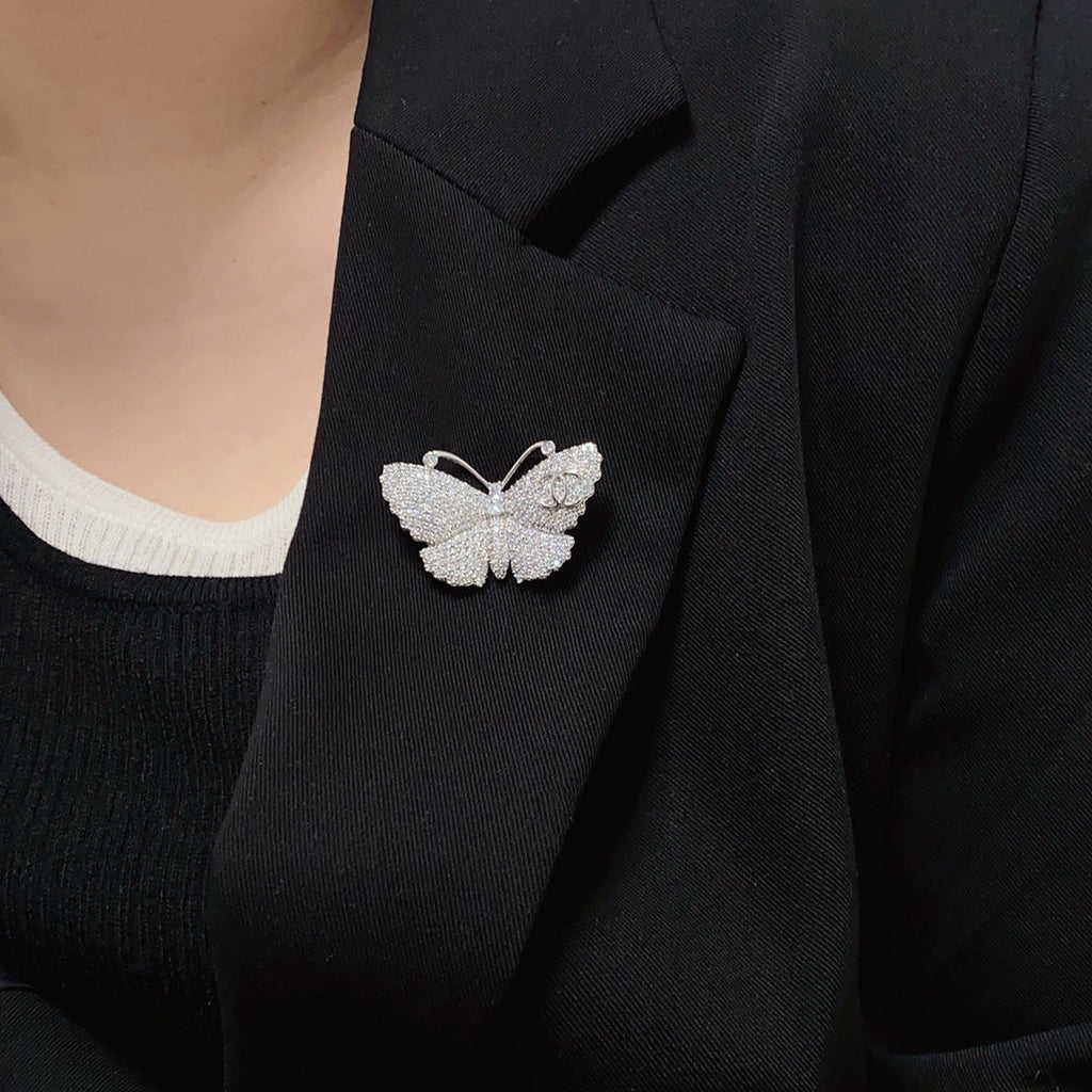 Chanel Butterfly Diamonds 18K Gold Brooch product image 3, provided for visual reference and product detail review
