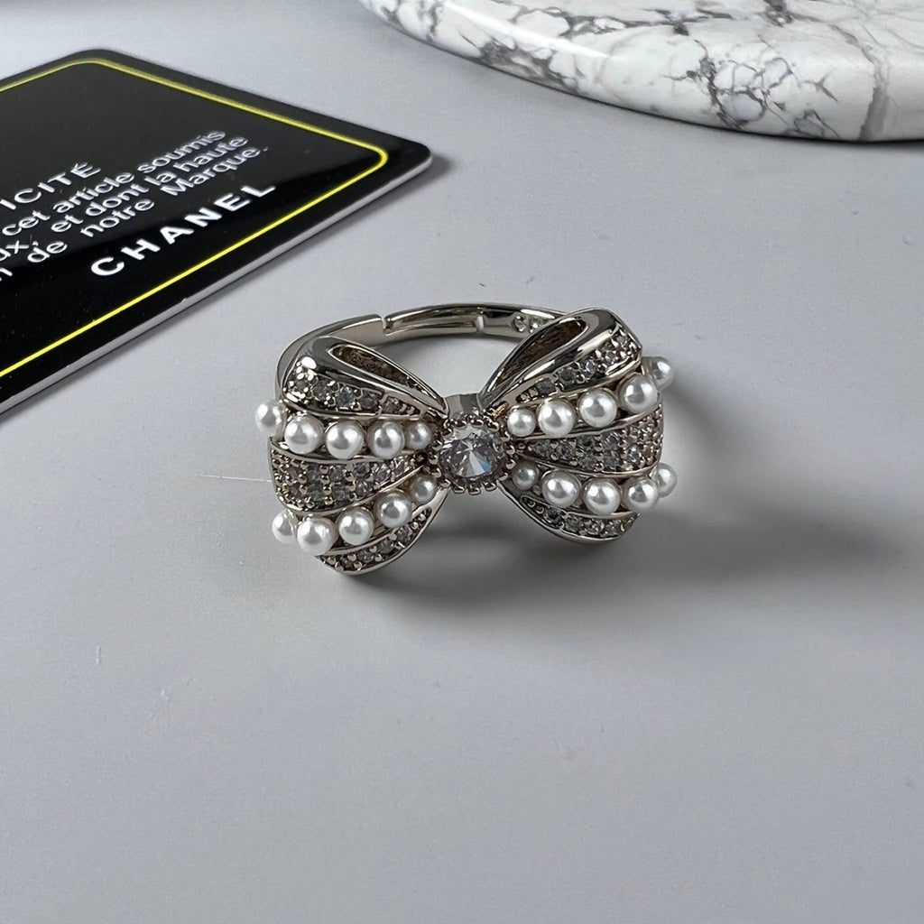 Chanel Bow Tie Pearls 18K Gold Ring product image 1, provided for visual reference and product detail review