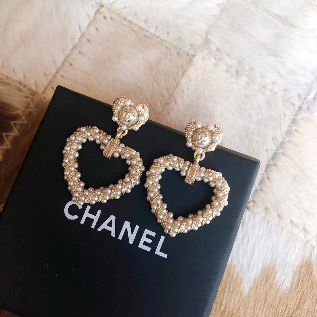 Chanel Heart Pendant 18K Gold Earrings product image 1, provided for visual reference and product detail review