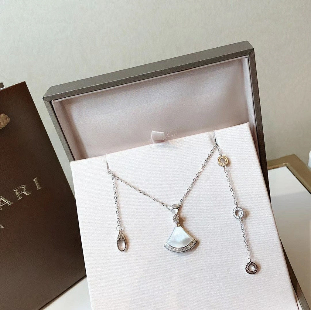 Bvlgari BVLGARI Dream Pearls 18K Gold Necklace product image 4, provided for visual reference and product detail review