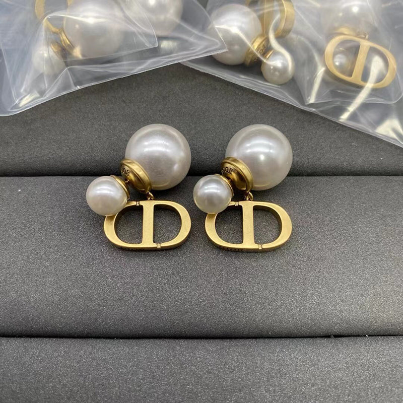 Dior Petit Pearl 18K Gold Earrings product image 2, provided for visual reference and product detail review