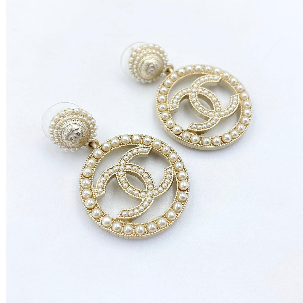 Chanel Pearl 18K Gold Earrings product image 1, provided for visual reference and product detail review