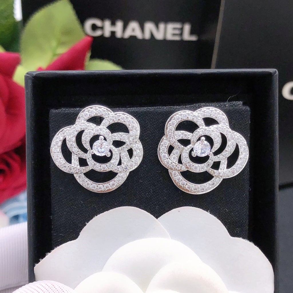 Chanel Camellia Diamond 18K Gold Earrings product image 4, provided for visual reference and product detail review