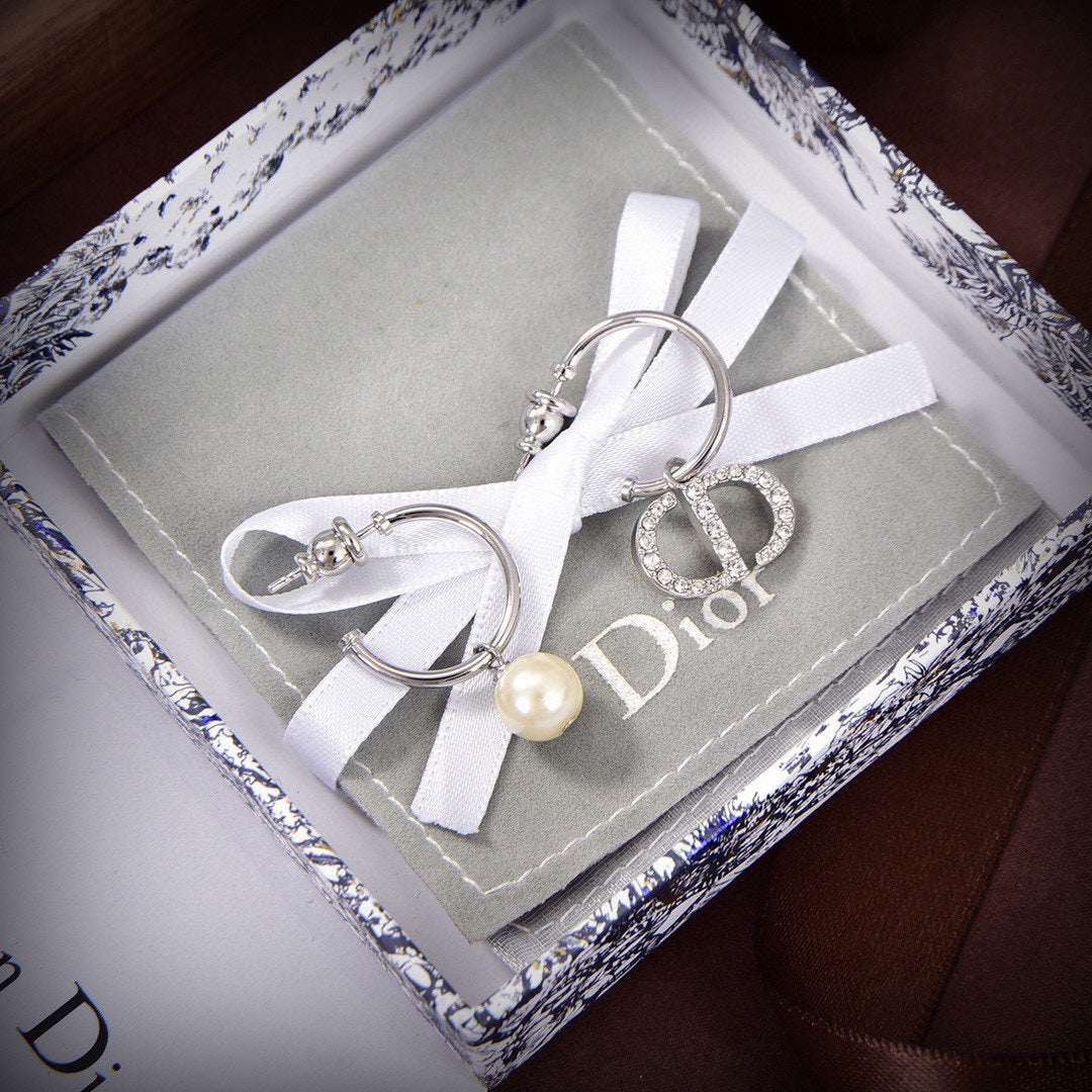 Dior Petit Pearl 18K Gold Earrings product image 3, provided for visual reference and product detail review