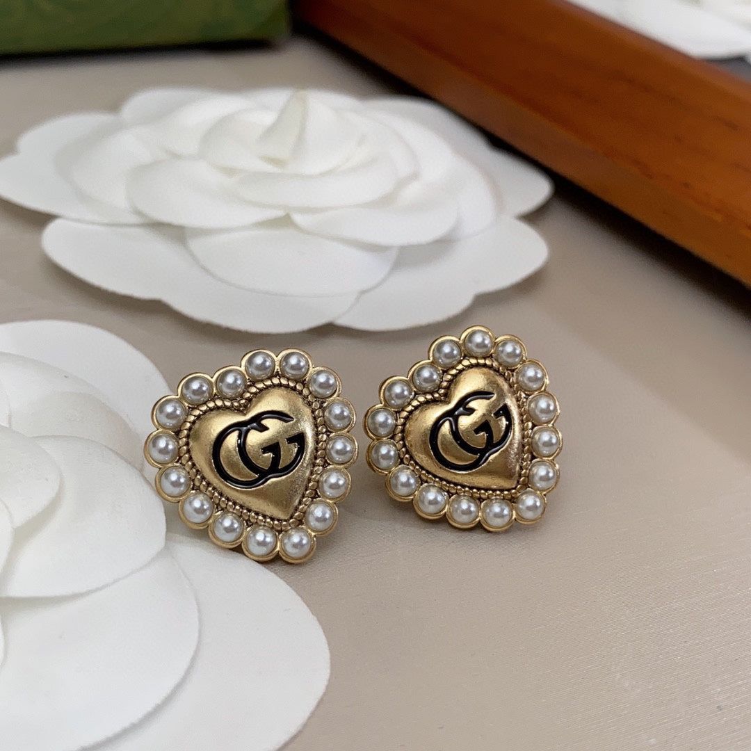 Gucci Double Heart Pearl 18K Gold Earrings product image 1, provided for visual reference and product detail review