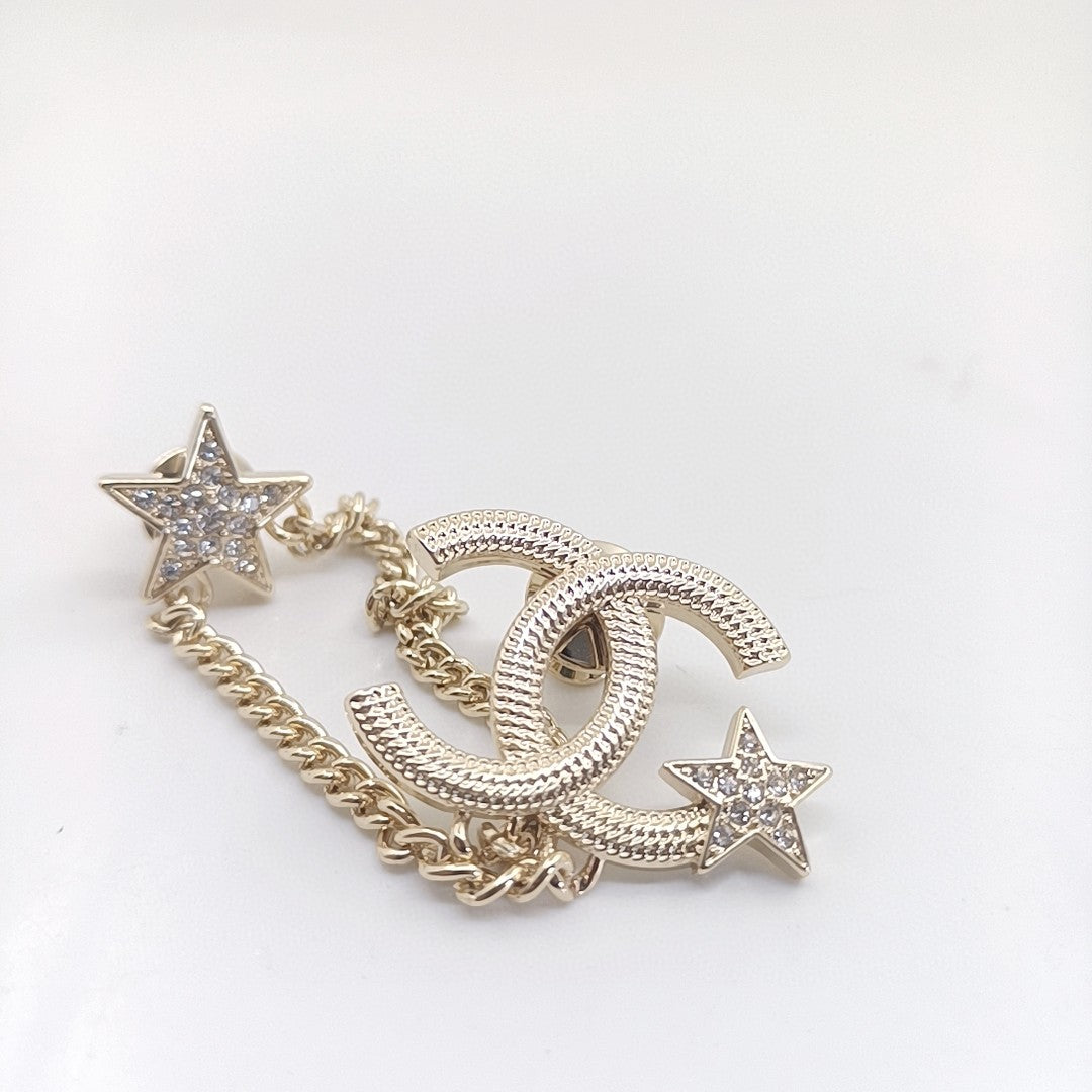 Chanel Heart Star Chain 18K Gold Brooch product image 2, provided for visual reference and product detail review