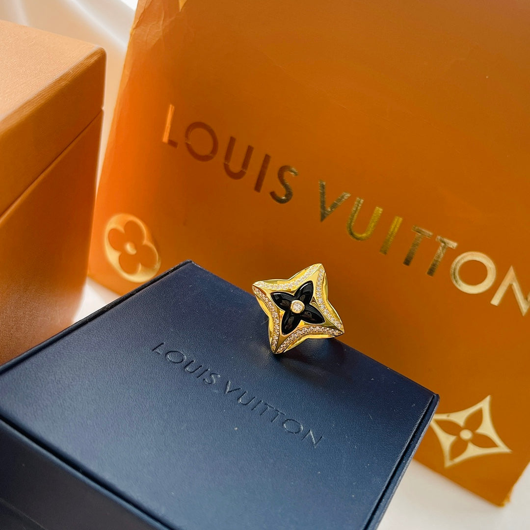 Louis Vuitton Ever Blossom 18K Gold Ring product image 7, provided for visual reference and product detail review