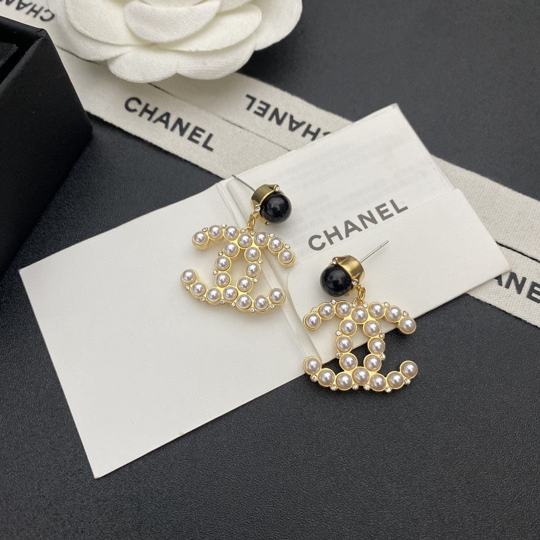 Chanel Pearl Pendant 18K Gold Earrings product image 2, provided for visual reference and product detail review