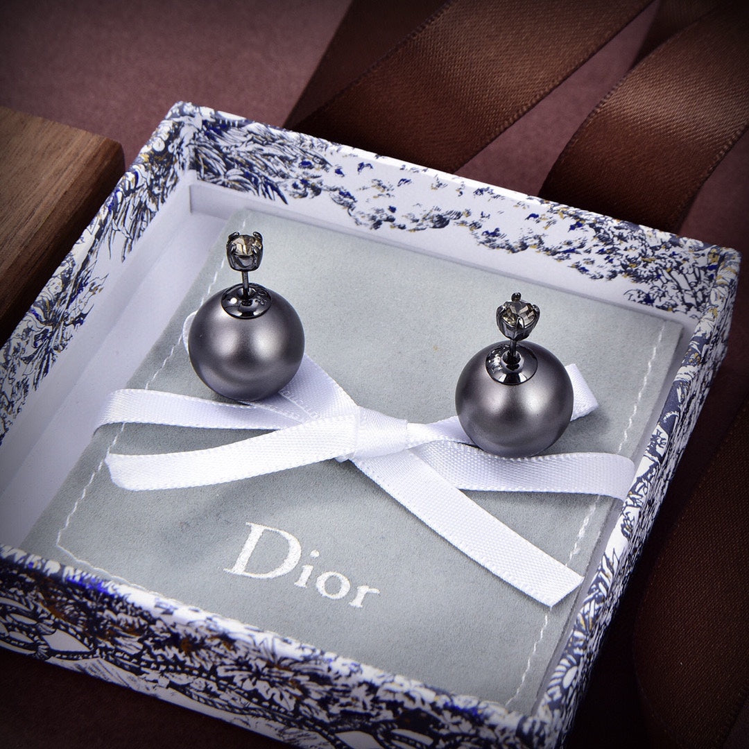 Dior Tribales Black 18K Gold Earrings product image 3, provided for visual reference and product detail review