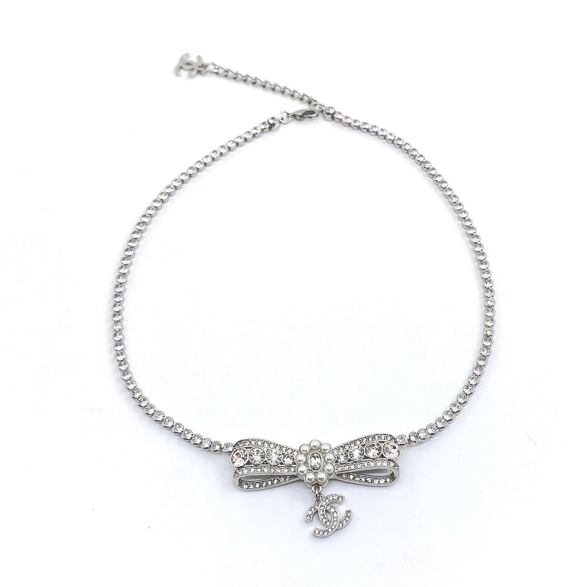 Chanel Diamonds Bow Tie 18K Gold Necklace product image 1, provided for visual reference and product detail review