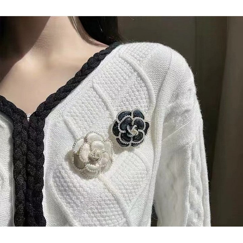 Chanel Camellia Black & White 18K Gold Brooch product image 5, provided for visual reference and product detail review