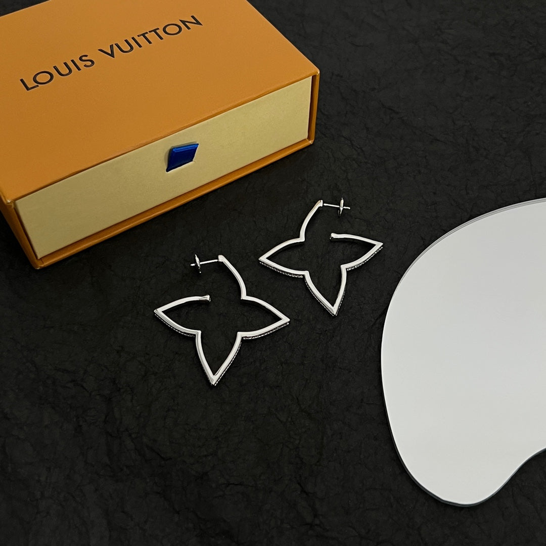 Louis Vuitton Debuts Blossom 18K Gold Earrings product image 2, provided for visual reference and product detail review