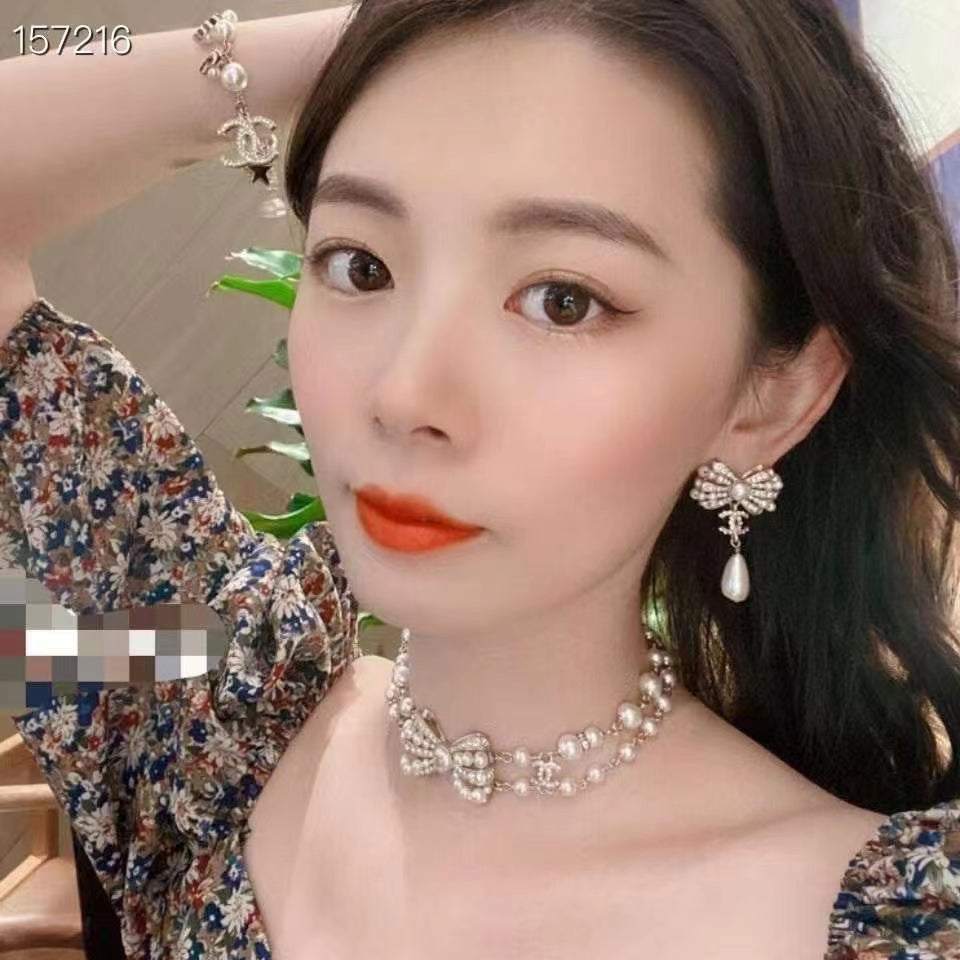 Chanel Bow Choker 18K Gold Necklace product image 4, provided for visual reference and product detail review