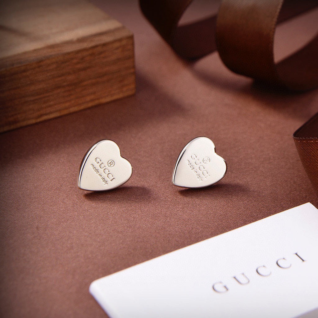 Gucci Double Heart 18K Gold Earrings product image 4, provided for visual reference and product detail review