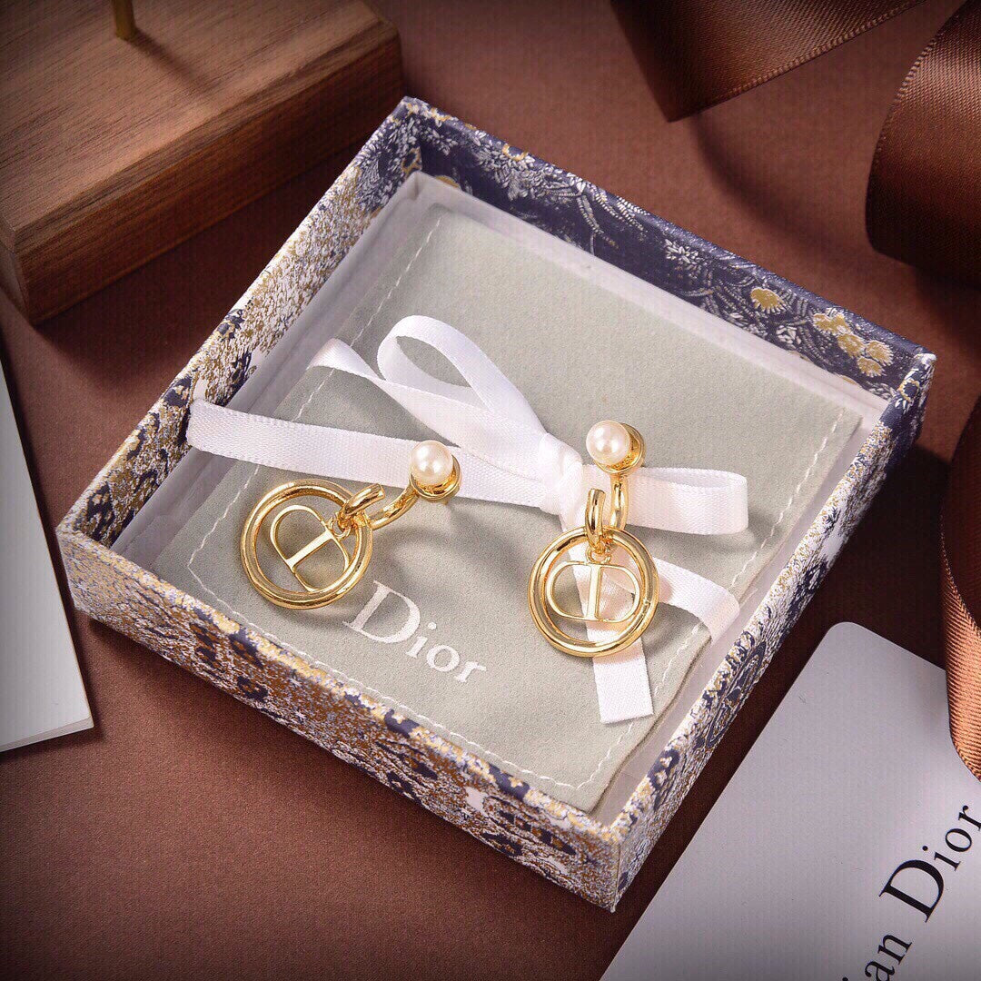Dior 30 Montaigne Pearls 18K Gold Earrings product image 2, provided for visual reference and product detail review