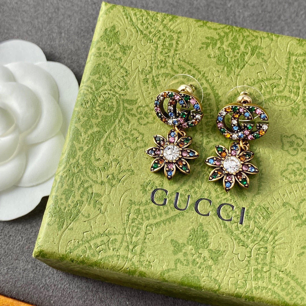 Gucci Double Flower Pendant 18K Gold Earrings product image 2, provided for visual reference and product detail review